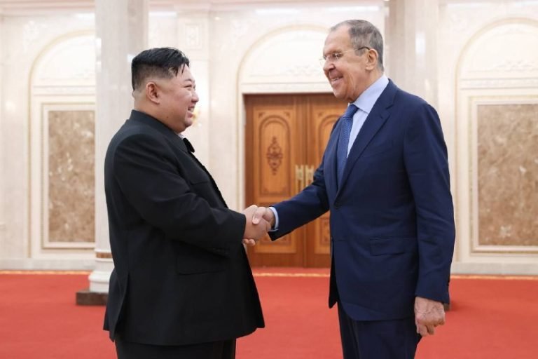 Министр иностранных дел Сергей Лавров посоветовал россиянам отдыхать в Северной Корее.